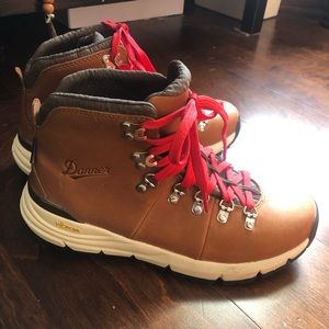 Danner boots women’s Mountain 600 saddle tan leather hiking boots